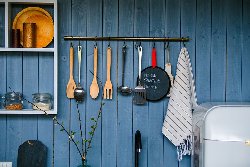 Ganchos Adesivos vs. Parafusados: Qual a Melhor Opção para Sua Lavanderia?