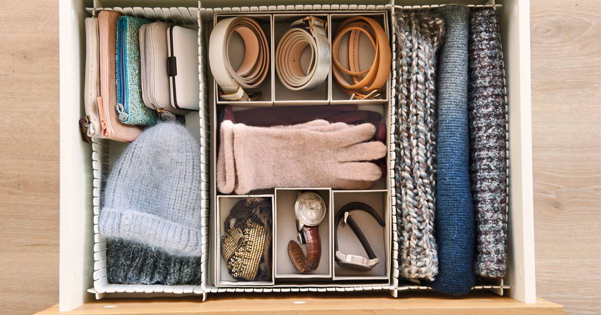 Como organizar bonés em prateleiras