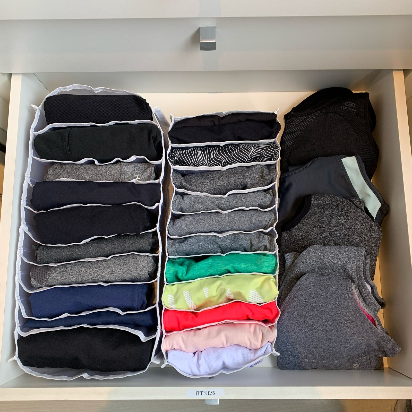 como organizar a gaveta de roupas de ginástica masculina