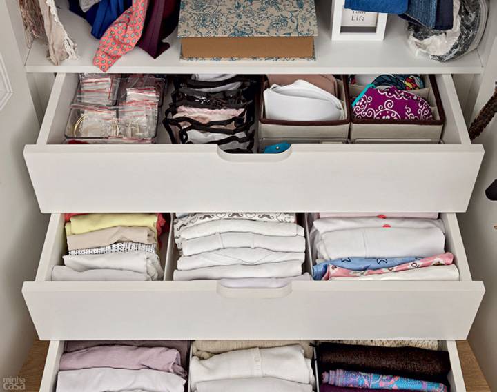 como organizar a gaveta de roupas de praia masculina
