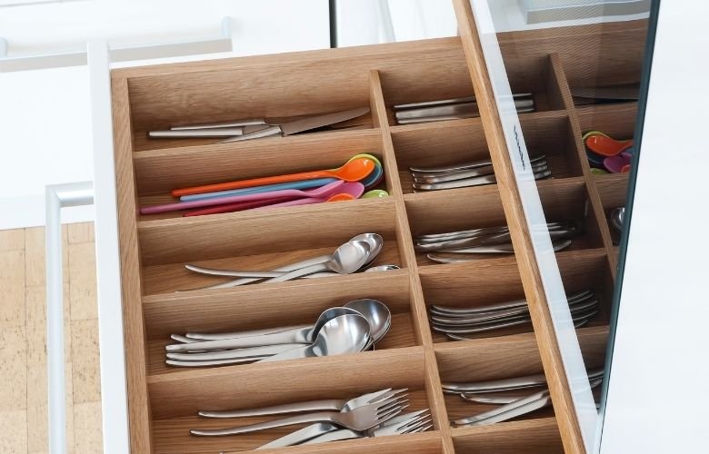 erros comuns ao organizar gaveta de talheres