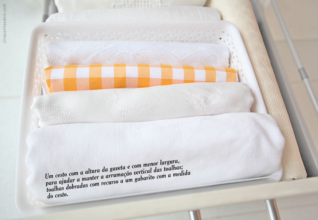 como organizar a gaveta de toalhas de mesa