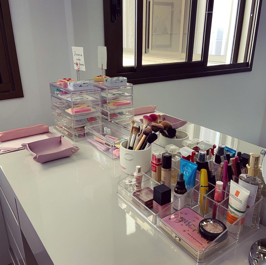 como organizar maquiagem na penteadeira