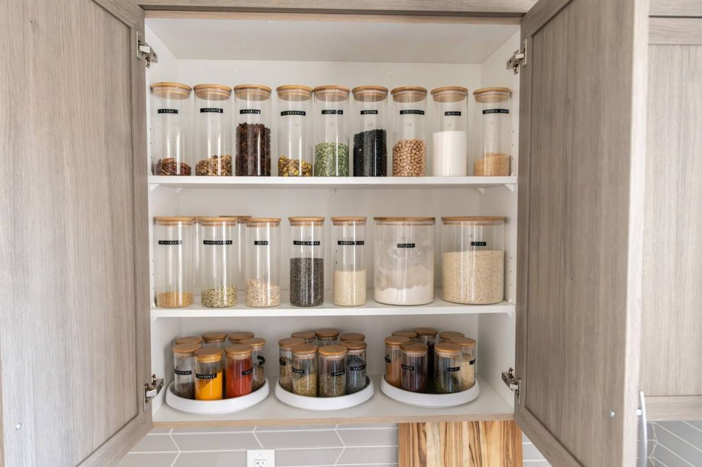 como organizar o armário de mantimentos
