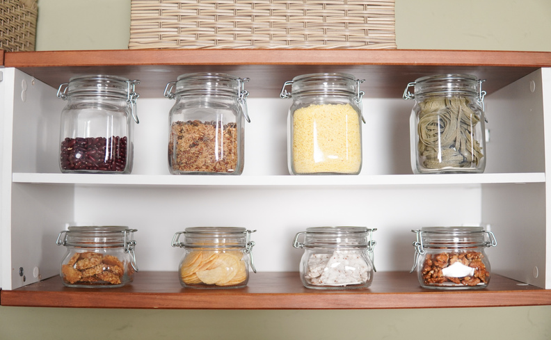 como organizar o armário de potes