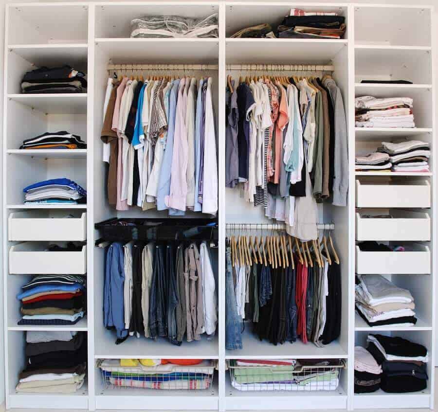 como organizar o armário de roupas de verão