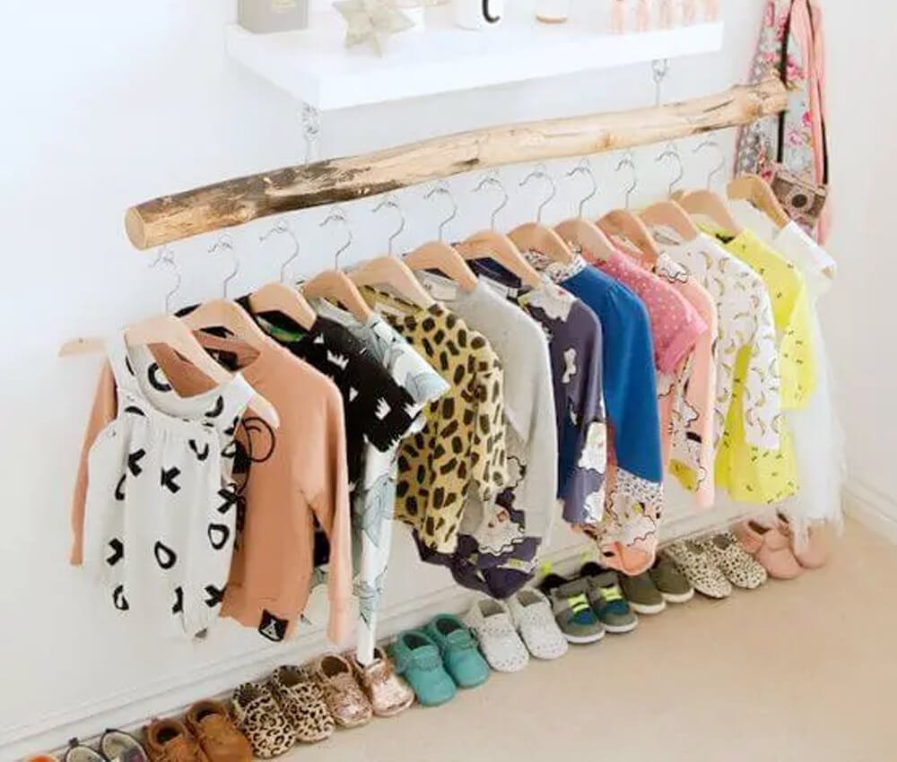 como organizar o armário de roupas de verão de bebê