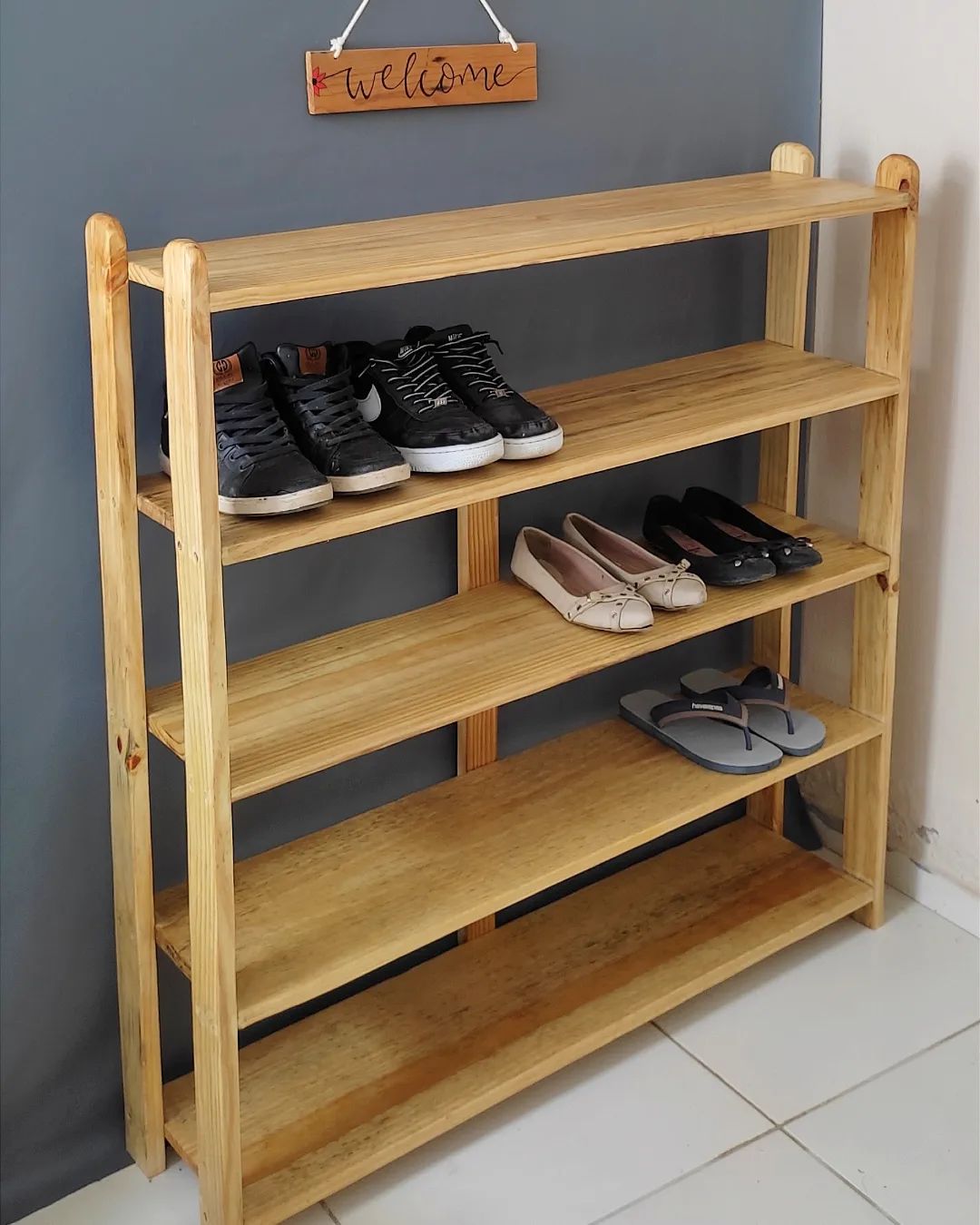 prateleiras de sapatos vs. sapateiras de chão