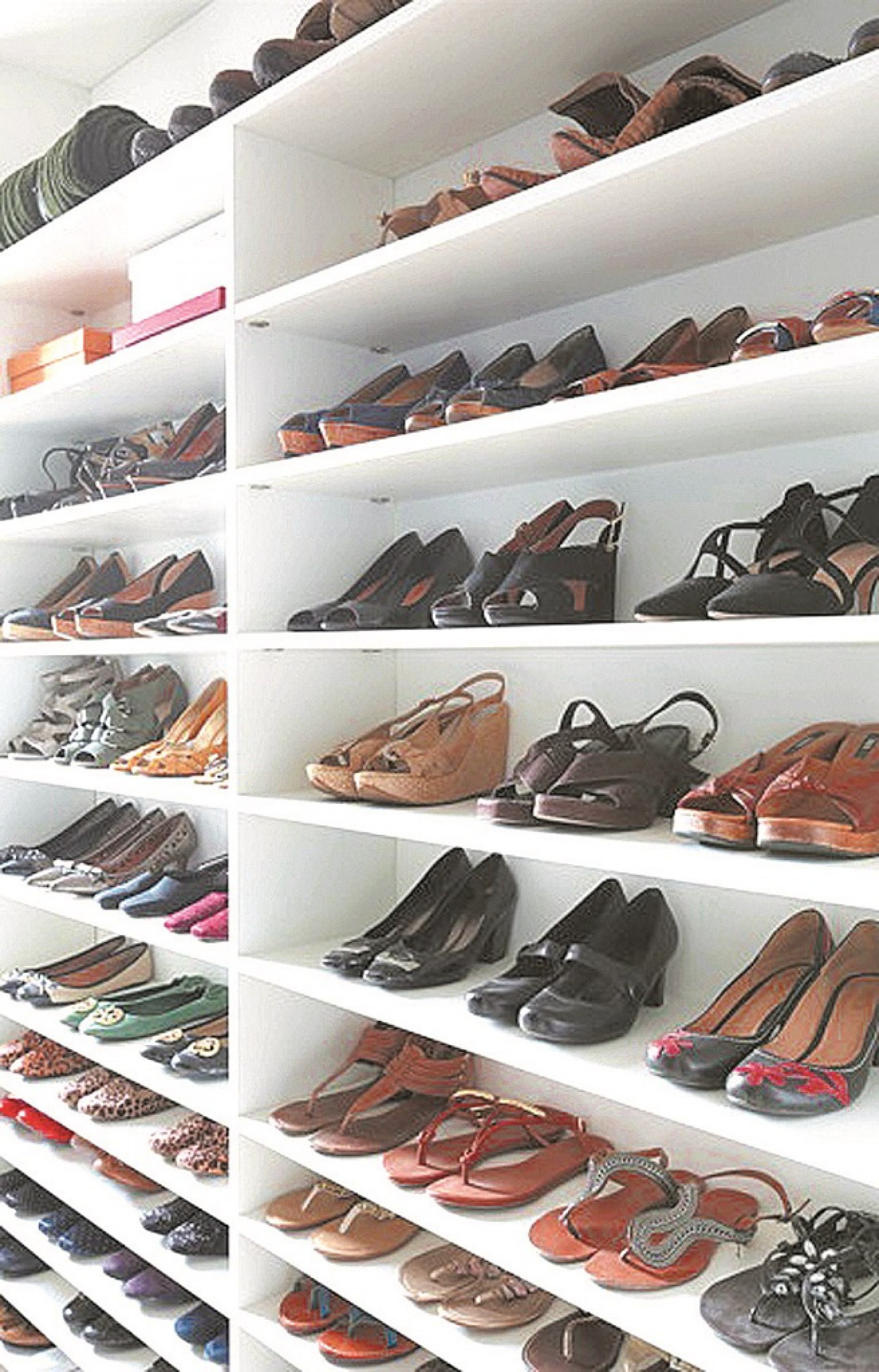 como organizar o armário de sapatos feminino