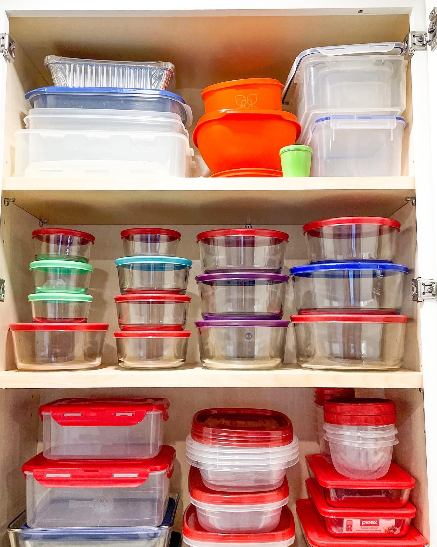 como organizar potes plásticos na cozinha