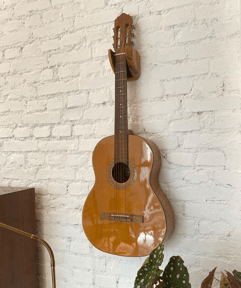 Os riscos de não usar um suporte adequado para seu violão