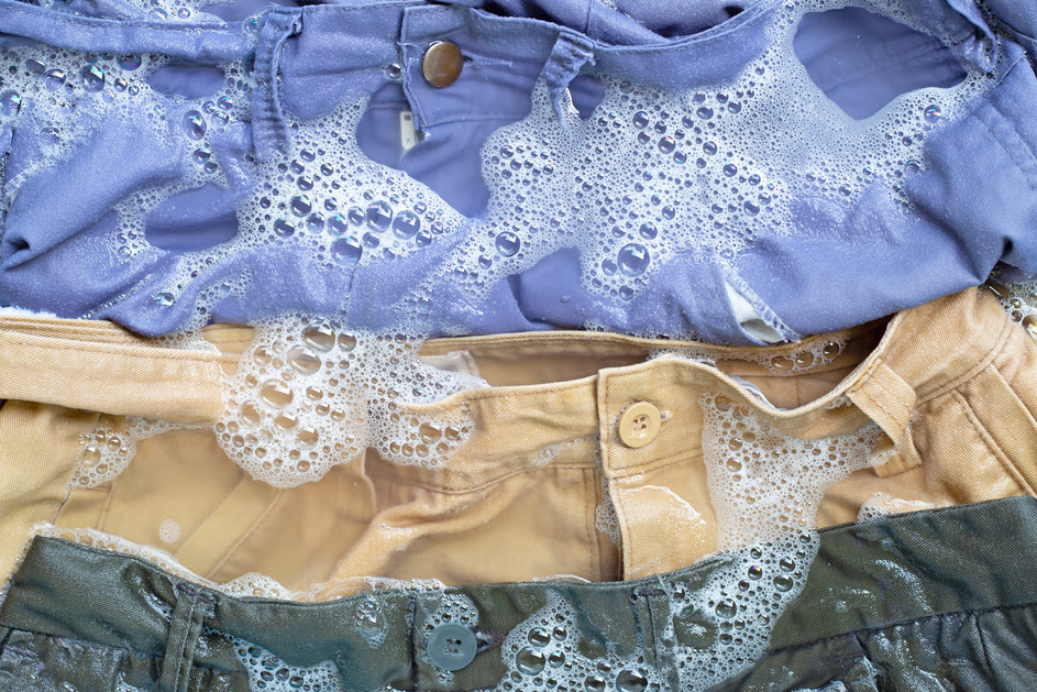 Além do Tingimento: Soluções Criativas para Roupas Manchas Pequenas