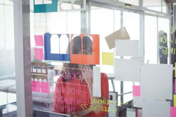 Comparativo: Qual o melhor solvente para remover cola de vidro?