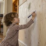 como tirar mancha de caneta da parede