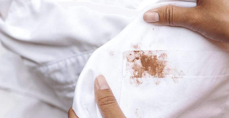 como tirar mancha de chocolate da roupa