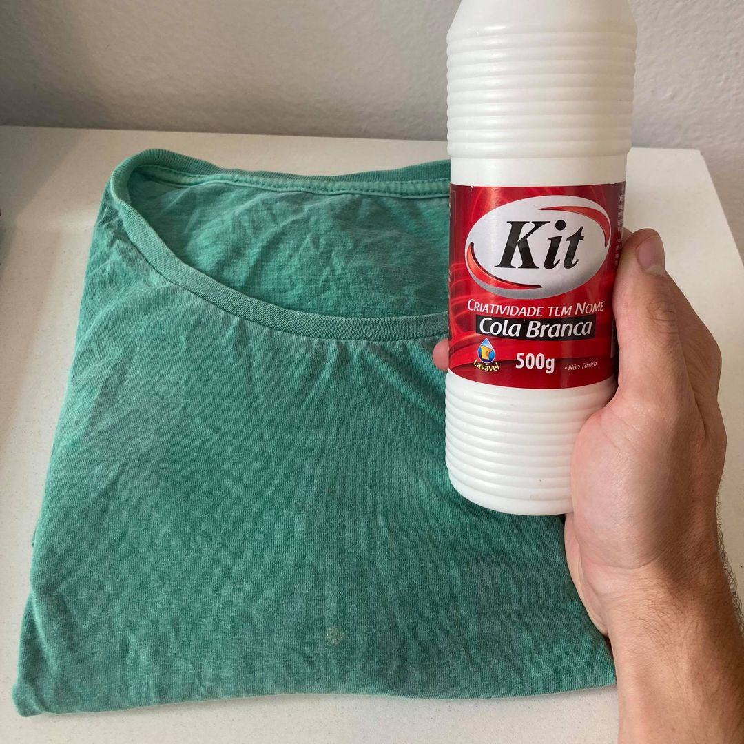 como tirar mancha de cola da roupa