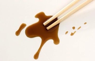 limpar mancha de shoyu na roupa