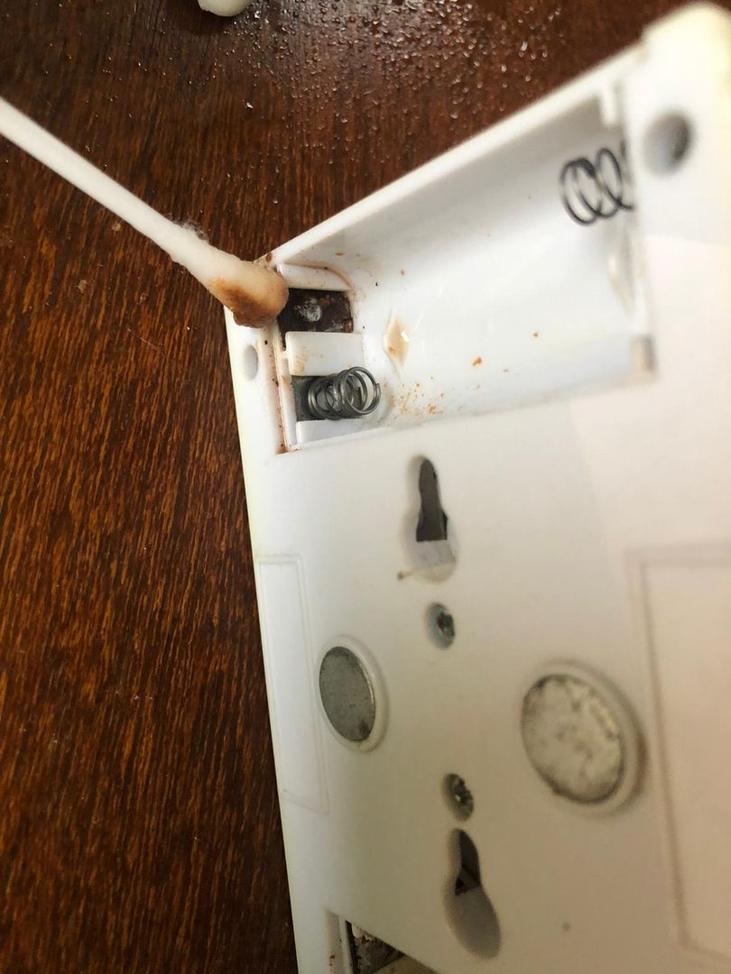 Álcool Isopropílico vs. Vinagre: Qual Usar para Cada Tipo de Vazamento de Pilha?