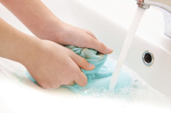 Slime no sofá? Métodos eficazes para remover sem danificar