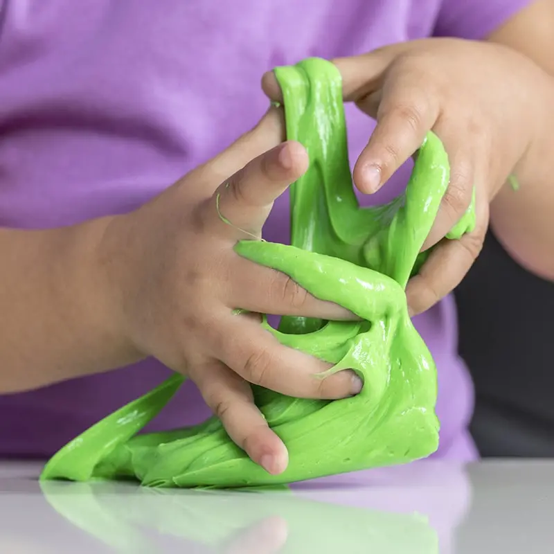 como tirar mancha de slime da roupa