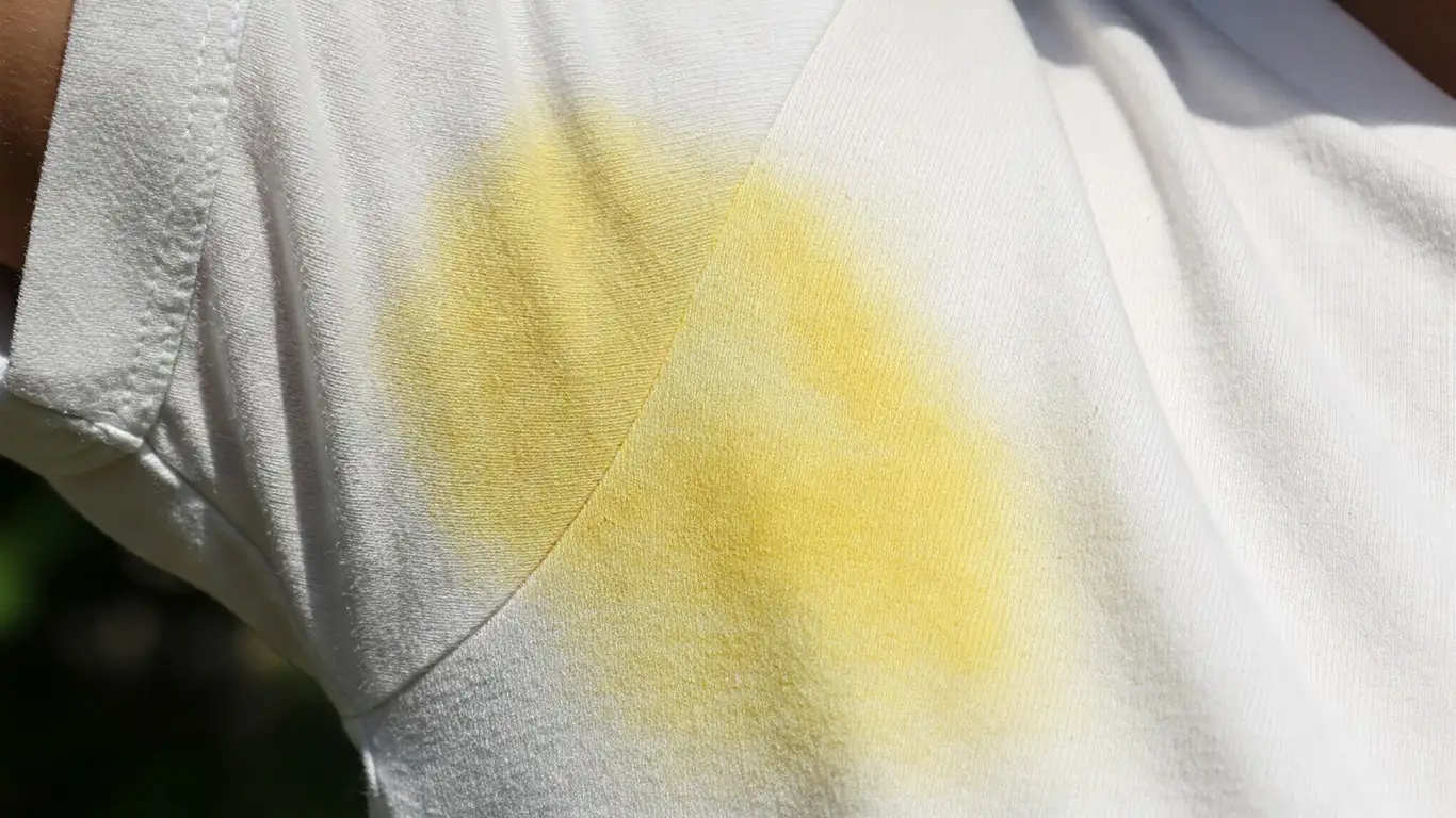 como tirar mancha de suor da roupa