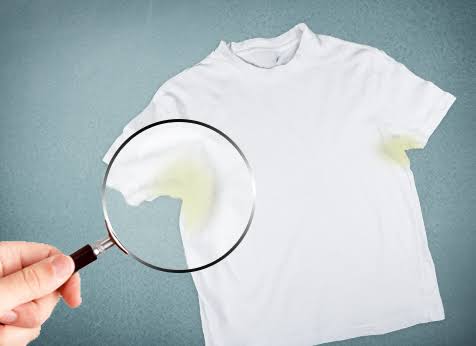 Como prevenir manchas de suor e desodorante nas suas roupas