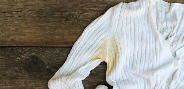 como tirar mancha de suor da roupa