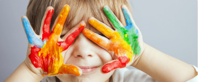 Como evitar que a tinta guache manche a roupa das crianças