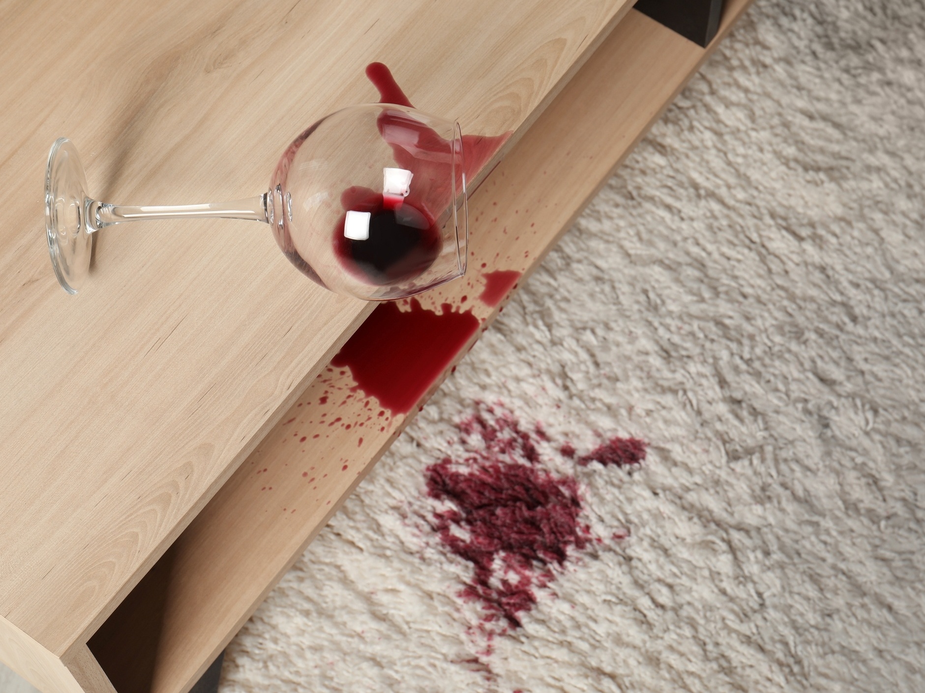 como tirar mancha de vinho do tapete