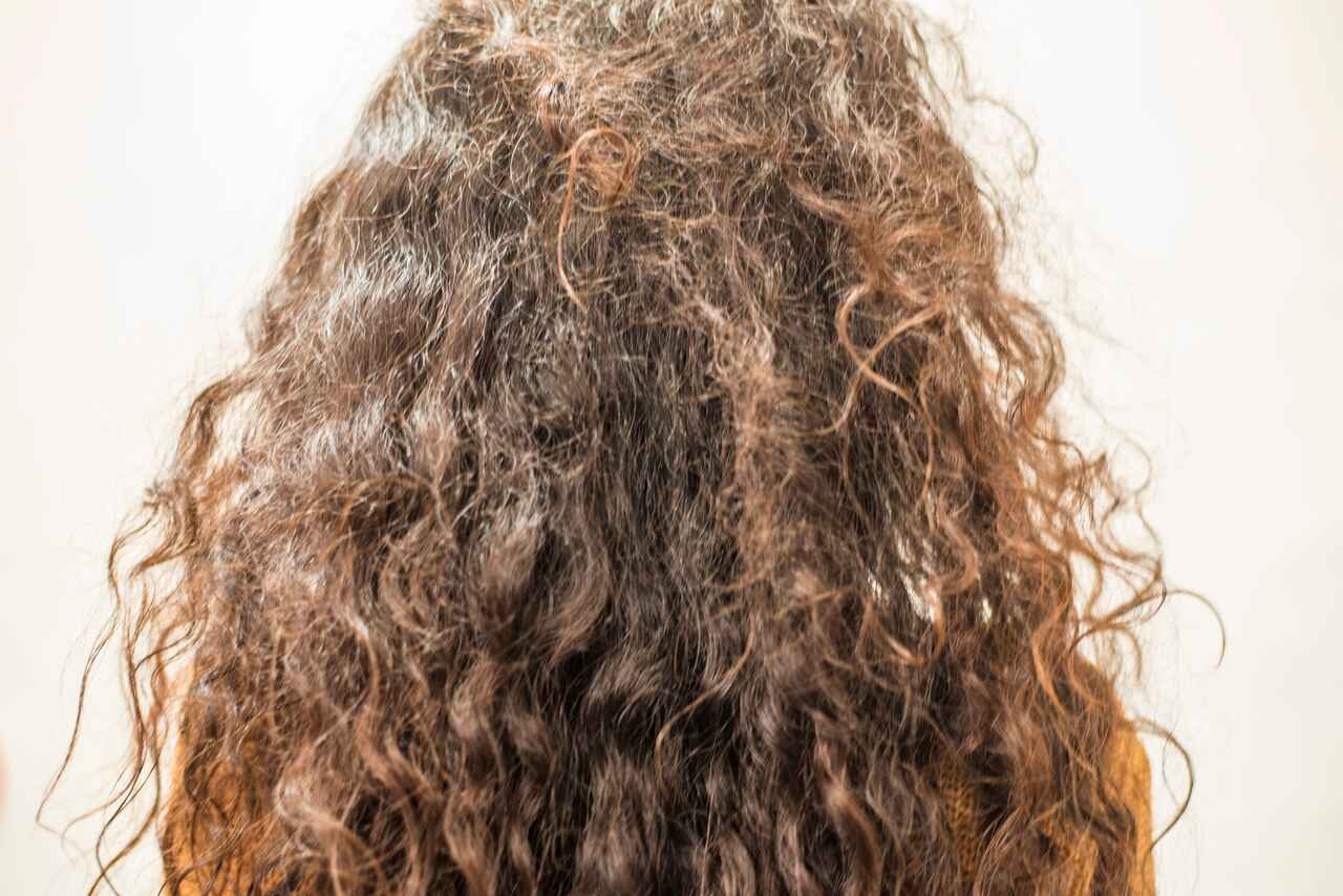 como tirar o frizz do cabelo
