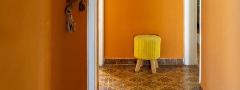 Laranja e Azul: A Dupla Dinâmica para um Visual Moderno e Equilibrado