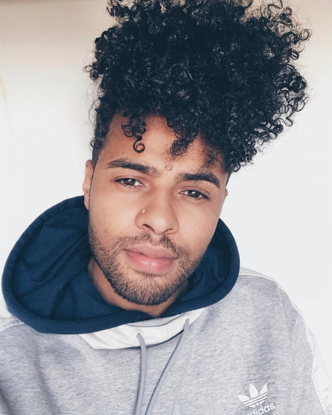 5 ideias de títulos:
1. Cortes de Cabelo que Transformam Rostos Quadrados: Guia Completo
2. Do Buzz Cut ao French Crop: Os Melhores Cortes para Homens de Rosto Quadrado
3. Como Usar a Barba para Complementar seu Corte de Cabelo Quadrado
4. Tendências de Cortes Masculinos: O Que Funciona para Rosto Quadrado?
5. Dicas de Estilização: Como Dar o Toque Final nos Cortes para Rosto Quadrado