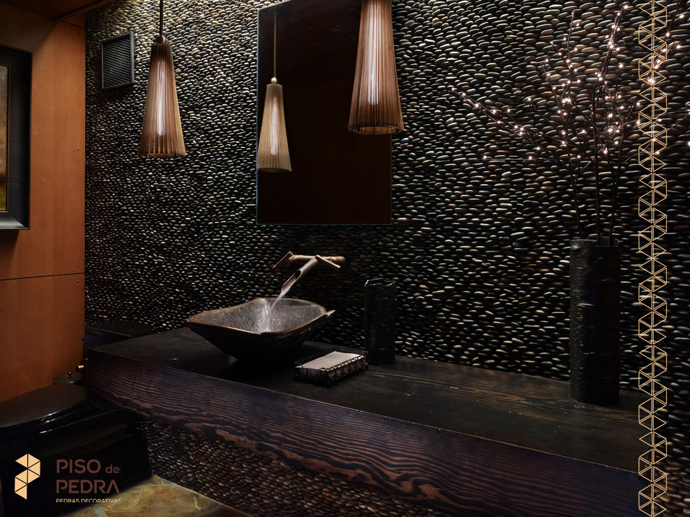 Além do Piso: 5 Maneiras de Usar Seixos nas Paredes e Nichos do Banheiro