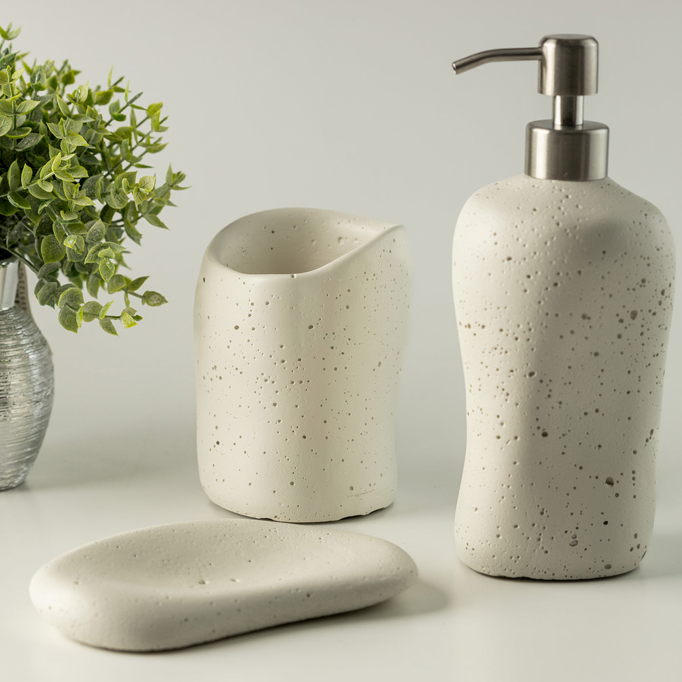 Além do Piso: 5 Maneiras de Usar Seixos nas Paredes e Nichos do Banheiro