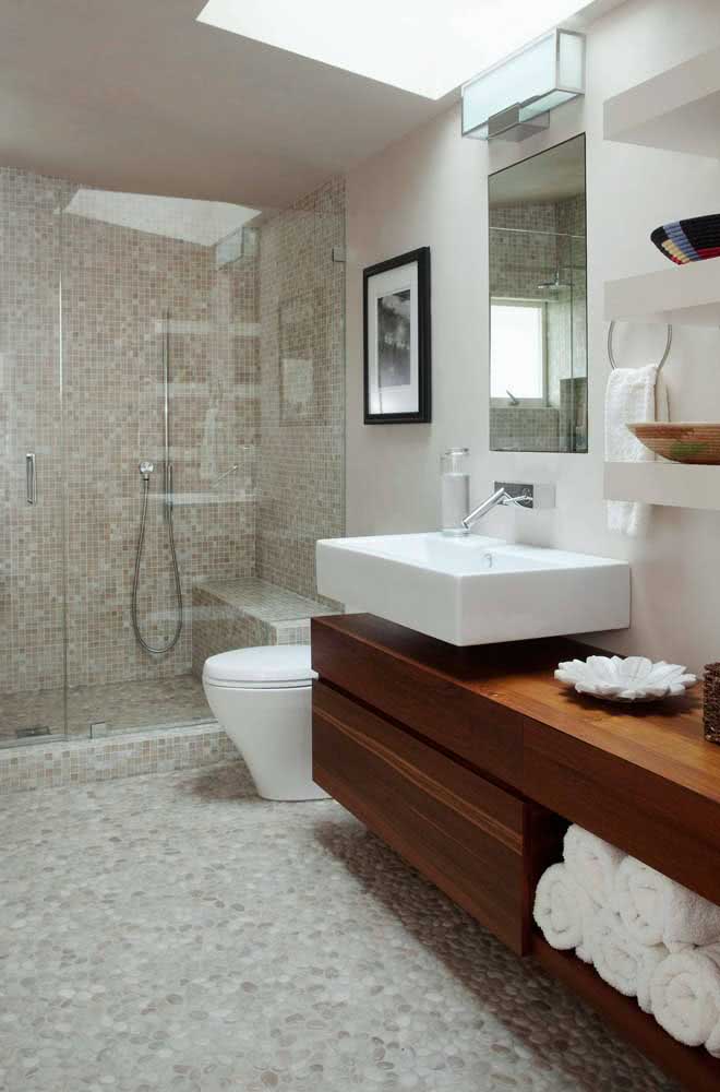 Além do Piso: 5 Maneiras de Usar Seixos nas Paredes e Nichos do Banheiro