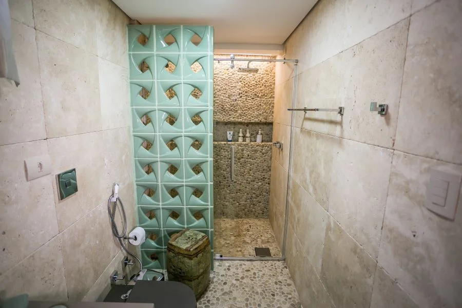 decoração de banheiro com seixos