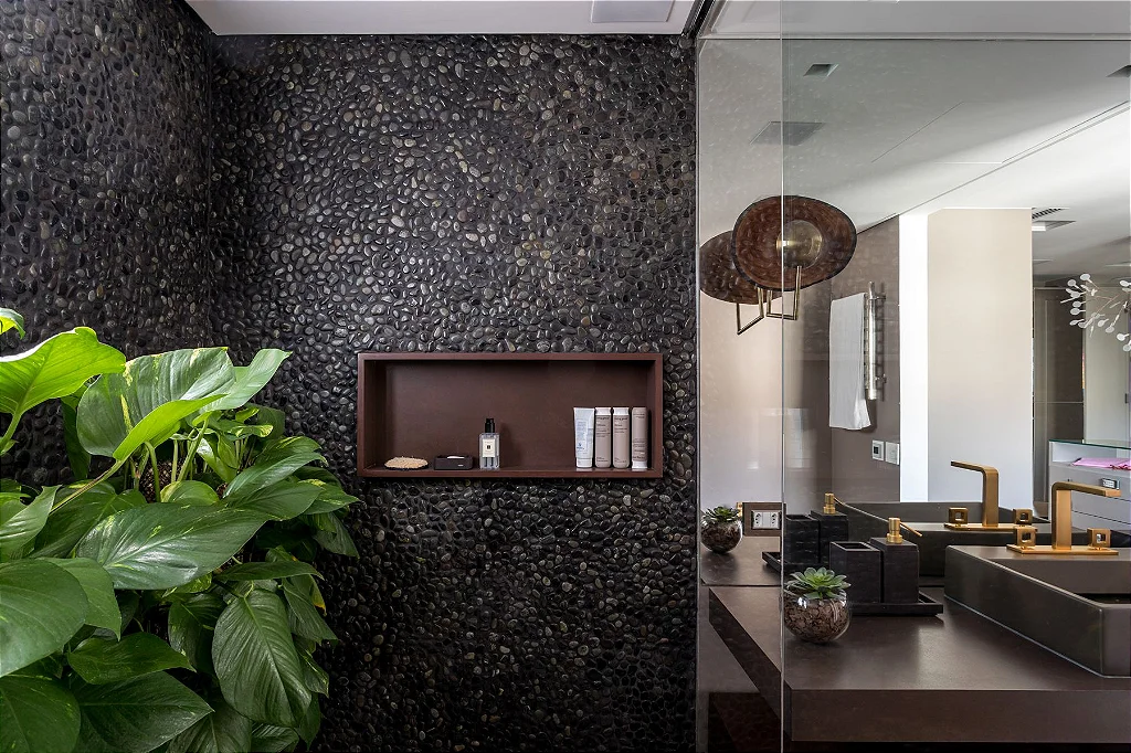 Guia Completo de Manutenção para Banheiros com Seixos Naturais