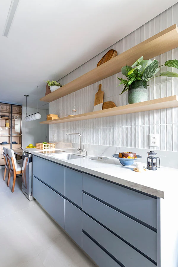 decoração de cozinha com prateleiras