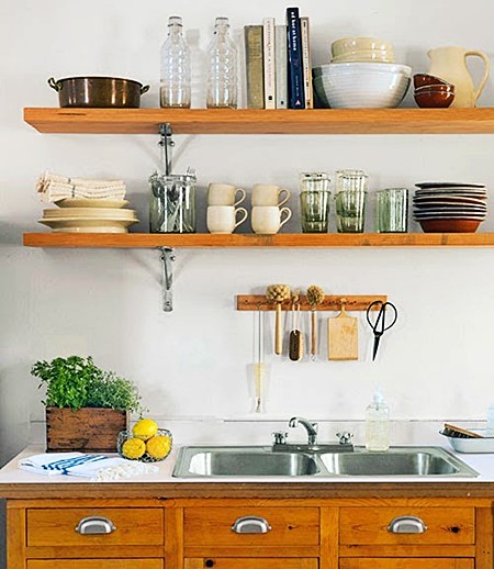 prateleira industrial vs. prateleira rústica para cozinha