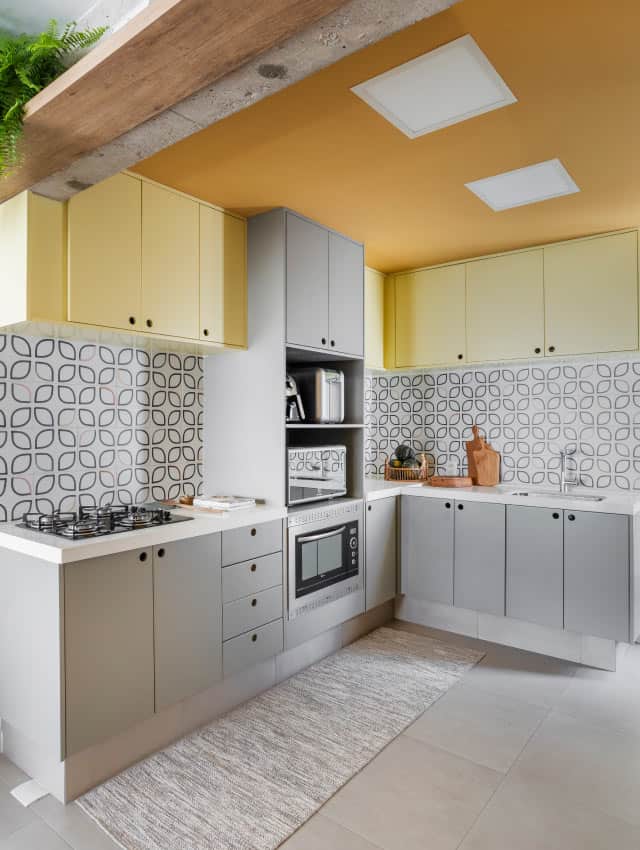 ideias criativas de decoração de cozinha com prateleiras