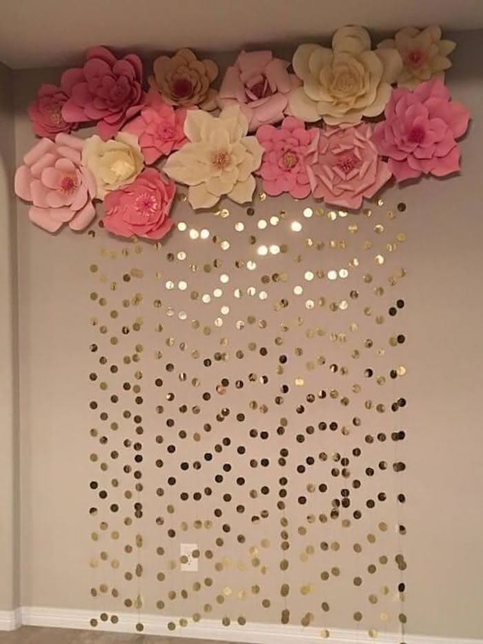 como fazer flores gigantes de papel para painel de festa
