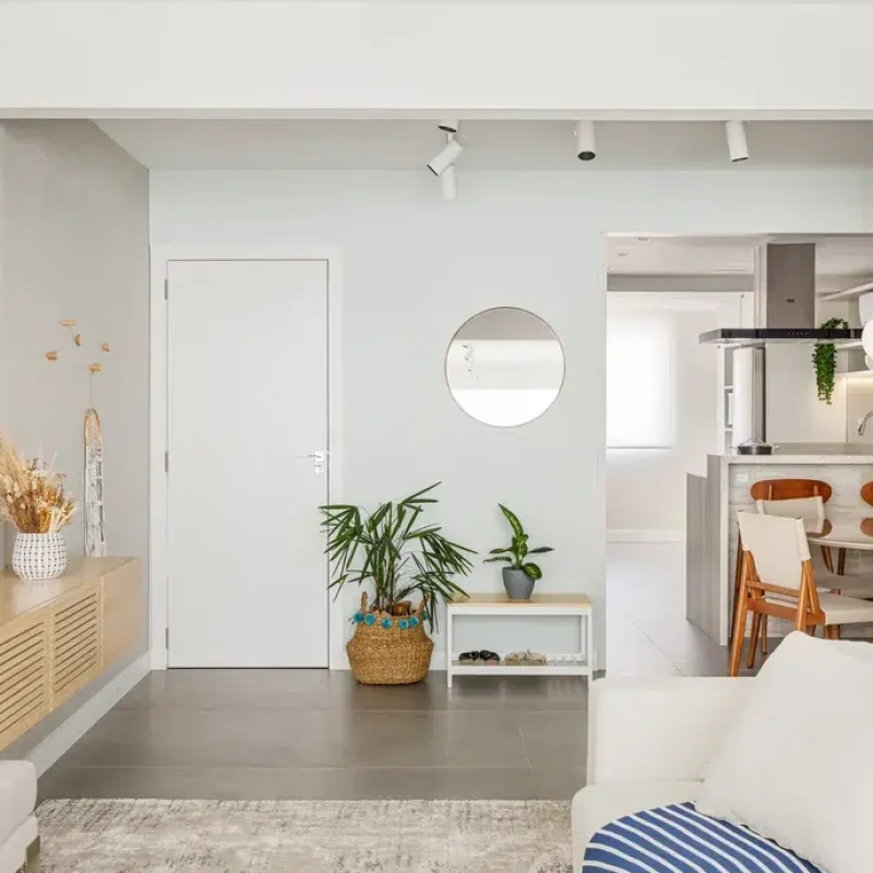 hall de entrada pequeno e estreito com espelho