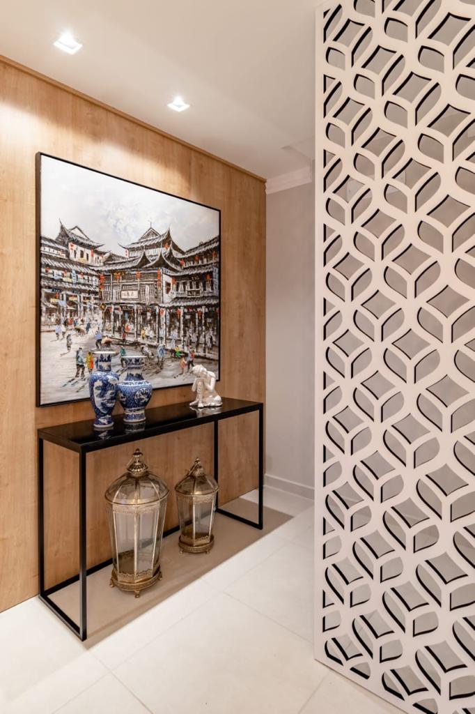 hall de entrada pequeno e estreito com aparador