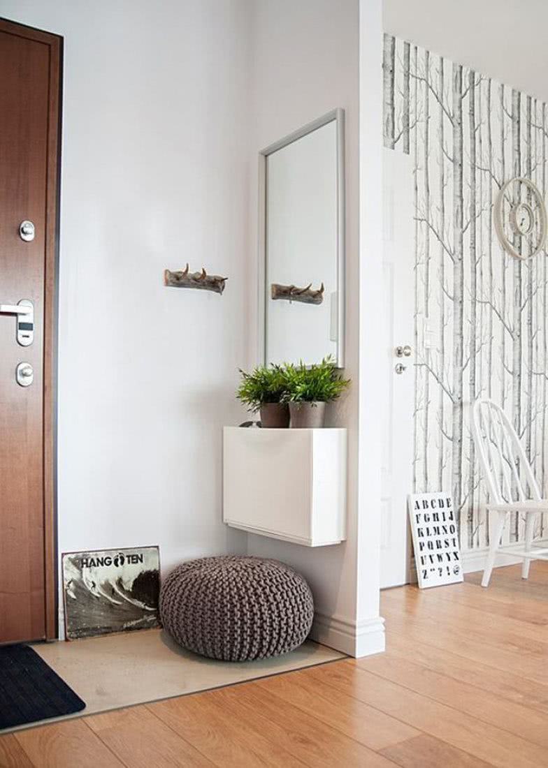 hall de entrada pequeno e estreito com prateleiras