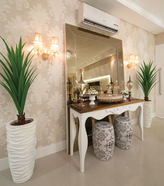 hall de entrada pequeno e estreito com cores claras