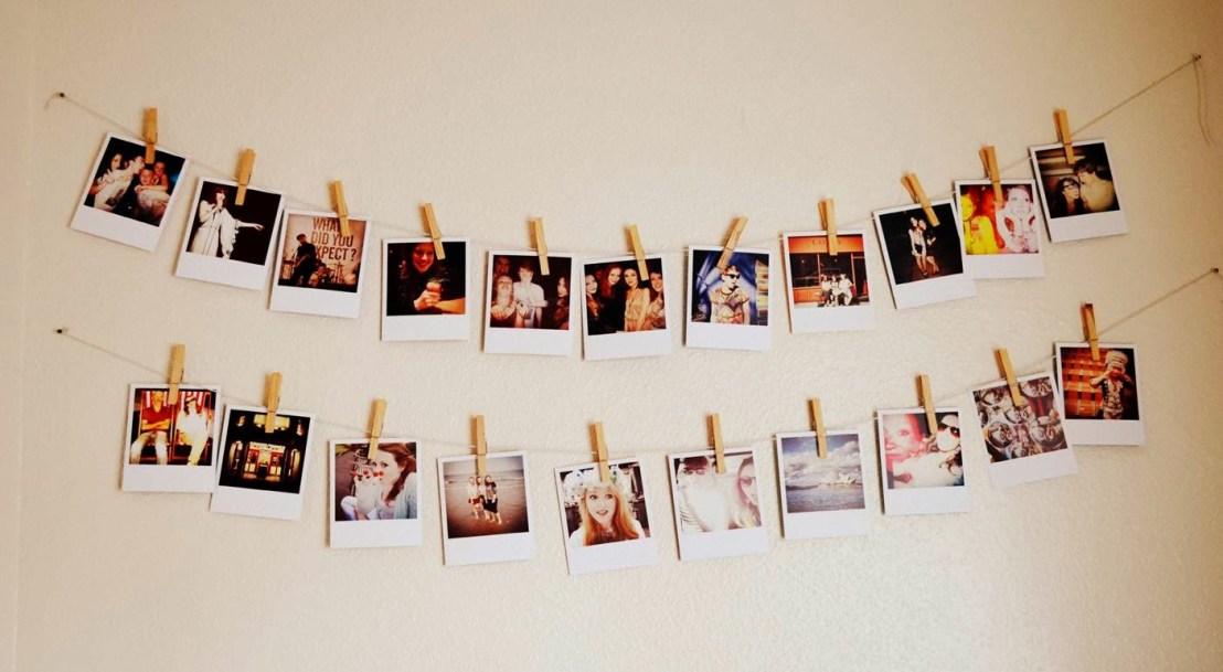 como organizar fotos polaroid na parede