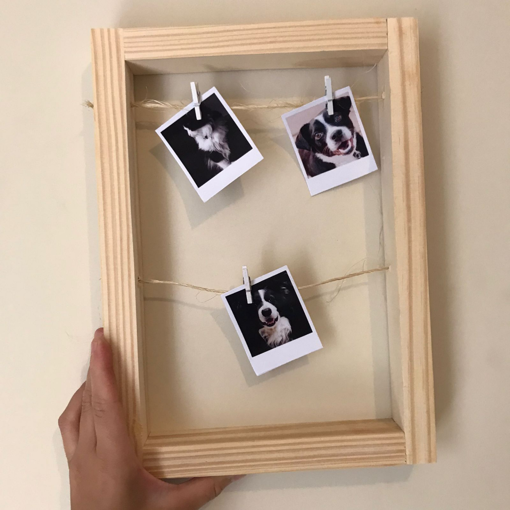 decoração de parede com grade metálica e fotos
