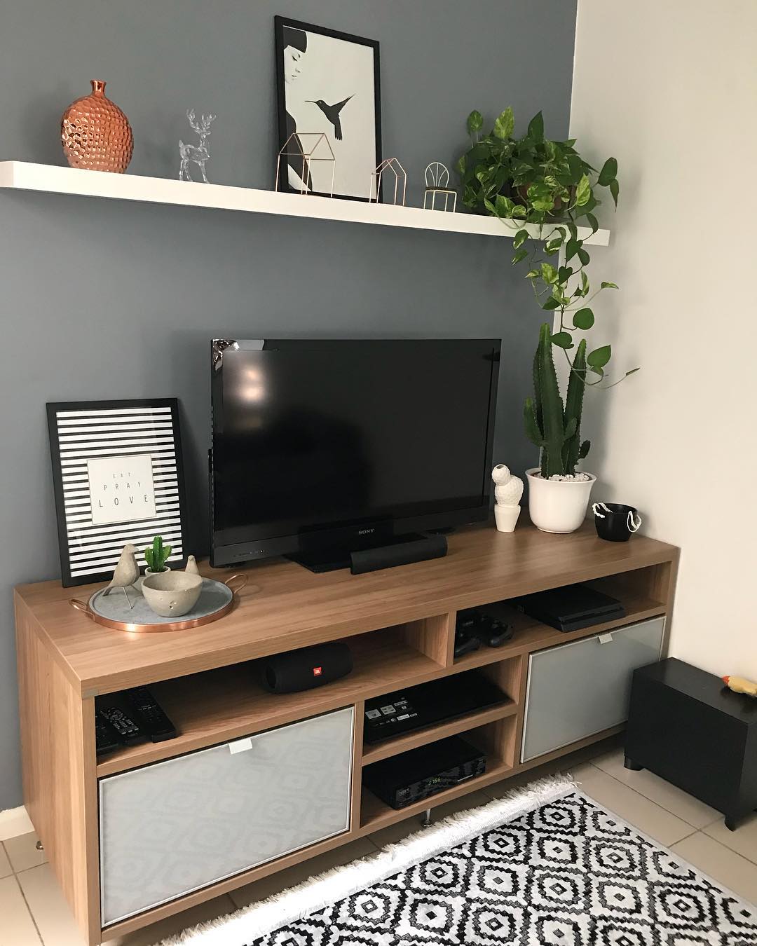 decoração sala parede cinza médio