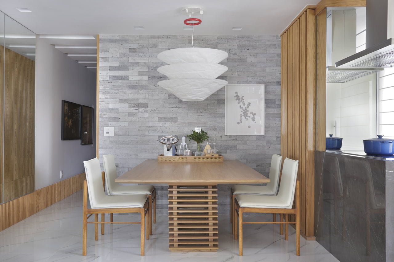sala com parede cinza e sofá colorido