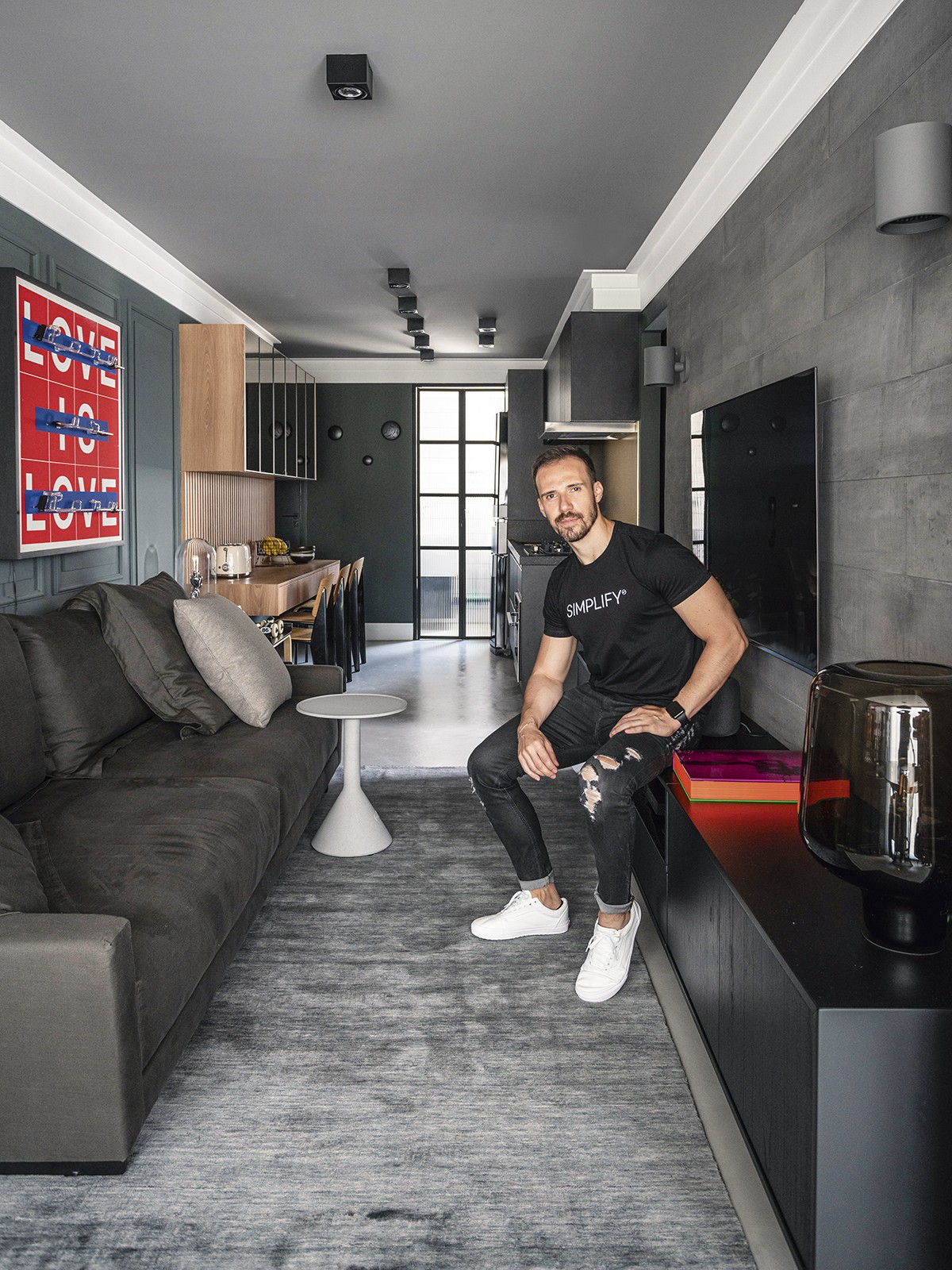 sala com parede cinza e sofá branco